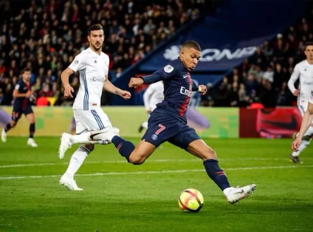  斯特拉斯堡vs尼斯爆发大规模冲突，多人染红被罚下  