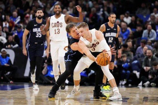  米切尔首节独揽十八分骑士大胜魔术队