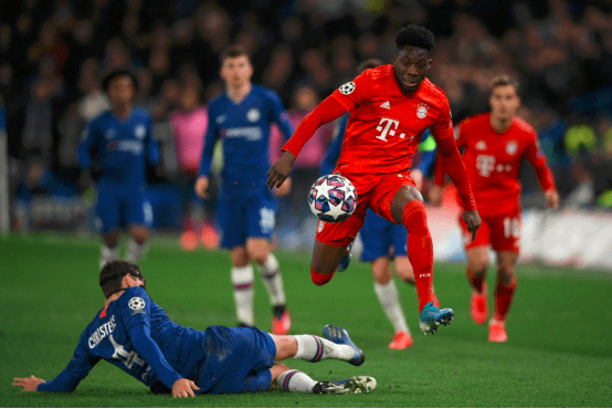  霍芬海姆边路突破犀利无比，多次撕开对手防线制造威胁