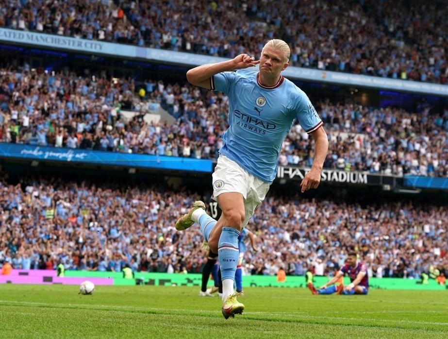  哈兰德帽子戏法助曼城，卫冕冠军强势领跑